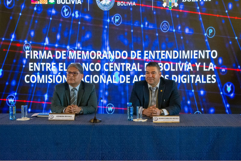 Central Bank of Bolivia acting president Edwin Rojas, pictured left, and CNAD president Juan Carlos Reyes pictured right, sign an agreement to promote crypto. Source: Central Bank of Bolivia