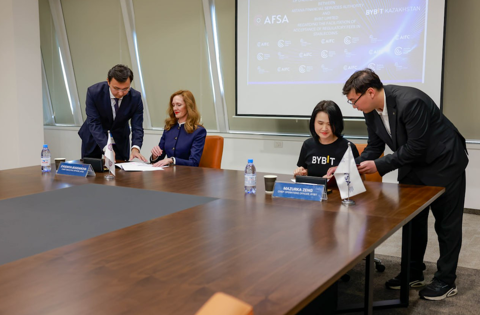 AFSA CEO Evgeniya Bogdanova and Bybit CEO Mazurka Zeng signed a MMoU on stablecoin fees at the Astana Finance Days 2025. Source: AIFC